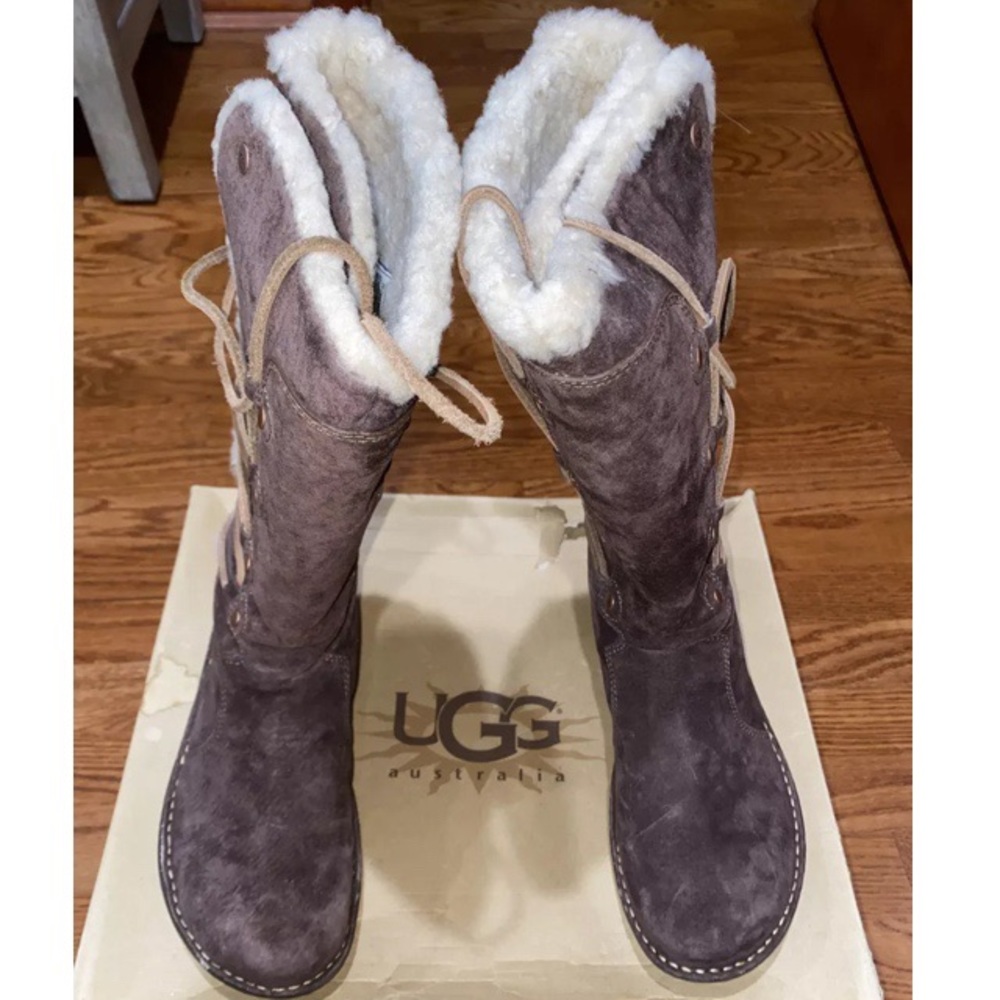 NEW Women’s Surfcat 5158 UGG Boots Size 9 - Coffee